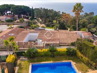 Chalet in Canyelles. Casa en excelentes condiciones de 4 dormitorios en venta en llor