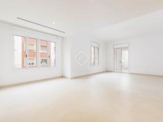 Appartement à Barri de les Corts. Amplio y luminoso piso recién renovado con balcón junto a france