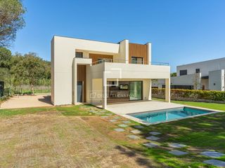 Chalet en Calella de Palafrugell. Villa moderna de obra nueva con 4 dormitorios, a 900m de las pla
