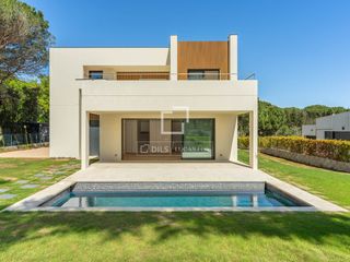 Xalet a Calella de Palafrugell. Villa moderna de obra nueva con 4 dormitorios, a 900m de las pla