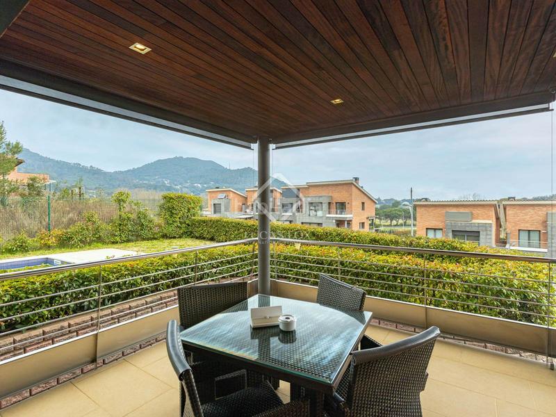 Foto 352dcf2d-d3ff-4d54-840d-be387bb93c97. Chalet casa villa en excelentes condiciones de 4 dormitorios en venta en Vallromanes