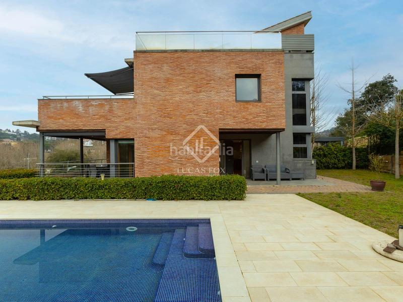 Foto b78a5f9b-e0a2-42dd-a318-cbb7ee08c294. Chalet casa villa en excelentes condiciones de 4 dormitorios en venta en Vallromanes