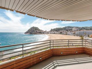 Pis a Tossa de Mar. Piso de 3 dormitorios en primera línea de playa, en venta en tos
