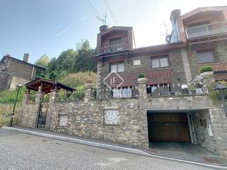 Chalet à La Massana. Casa unifamiliar de 4 dormitorios con 271 m de jardín en venta e