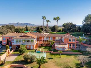 Xalet a Sant Salvador de Guardiola. Exclusiva masía de estilo contemporáneo en venta en el entorno n
