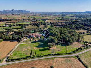 Xalet a Sant Salvador de Guardiola. Exclusiva masía de estilo contemporáneo en venta en el entorno n