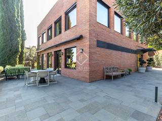 Xalet a Ciutat Diagonal. Elegante y moderna casa unifamiliar con jardín, piscina y vistas