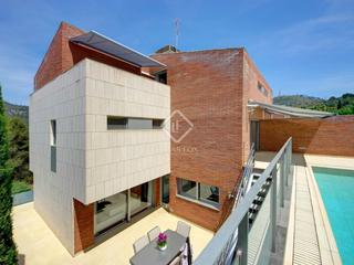 Chalet in La Miranda-Can Candeler. Moderna y elegante casa de 5 dormitorios con jardín, piscina, te