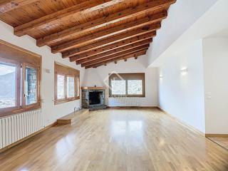 Chalet en Escaldes-Engordany. Casa adosada de 3 dormitorios con magníficas vistas al centro de