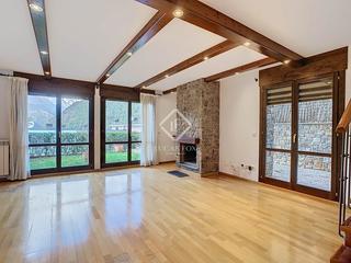 Chalet à L´Aldosa-Anyós. Casa en excelentes condiciones de 4 dormitorios con 133 m de jar