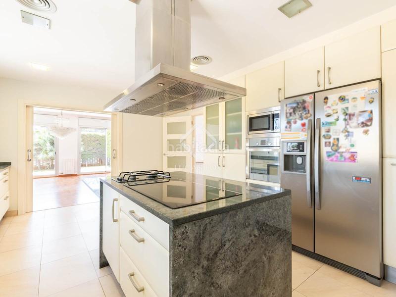 Foto 0df0d658-02ad-4975-a462-569aaefcc8f9. Chalet exclusiva y luminosa casa independiente con vistas al mar en venta en Bellamar, en Castelldefels