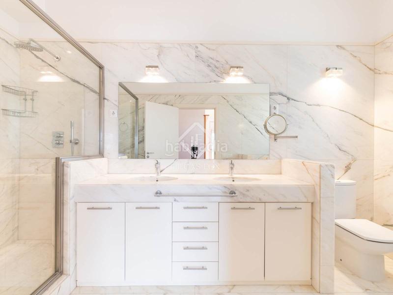 Foto b7674e70-cda0-4f9f-9c02-981ad4fe4ba0. Chalet exclusiva y luminosa casa independiente con vistas al mar en venta en Bellamar, en Castelldefels