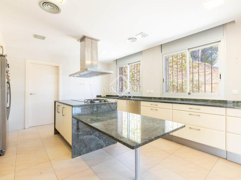 Foto ba68fe3e-da43-4e31-9140-868f6758a73c. Chalet exclusiva y luminosa casa independiente con vistas al mar en venta en Bellamar, en Castelldefels