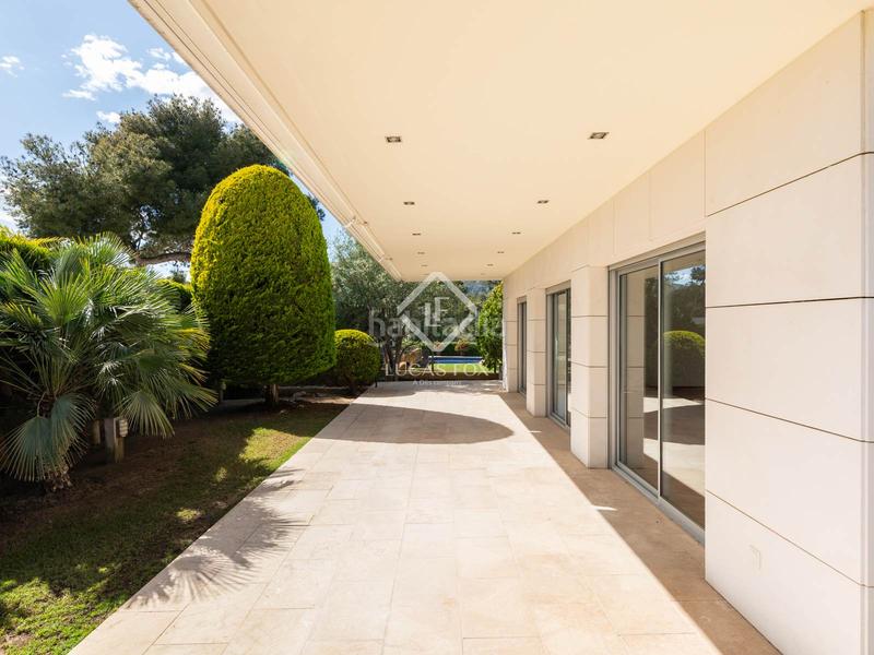 Foto e2477504-54f8-47d7-b5ca-3d9bbfea2766. Chalet exclusiva y luminosa casa independiente con vistas al mar en venta en Bellamar, en Castelldefels