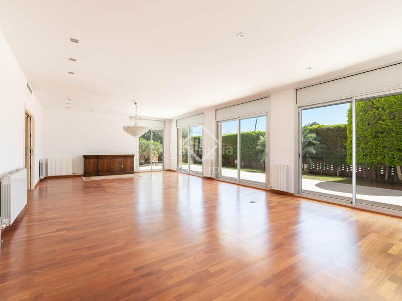 Foto ed5d030d-b6c5-430a-b262-a59654388da5. Chalet exclusiva y luminosa casa independiente con vistas al mar en venta en Bellamar, en Castelldefels