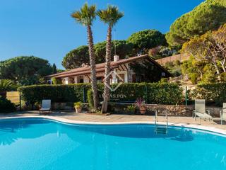 Chalet dans Cabrera de Mar. Casa de 6 dormitorios con excelentes vistas al mar en venta en c
