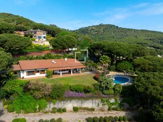 Chalet in Cabrera de Mar. Casa de 6 dormitorios con excelentes vistas al mar en venta en c