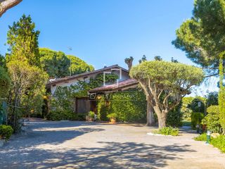 Chalet à Cabrera de Mar. Casa de 6 dormitorios con excelentes vistas al mar en venta en c