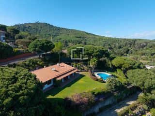 Xalet a Cabrera de Mar. Casa de 6 dormitorios con excelentes vistas al mar en venta en c