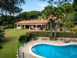 Xalet a Cabrera de Mar. Casa de 6 dormitorios con excelentes vistas al mar en venta en c