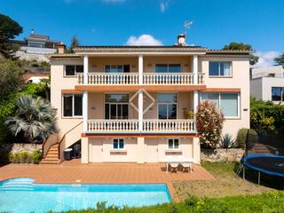 Xalet a Cabrils. Casa de 5 dormitorios con vistas al mar en venta en cabrils, bar