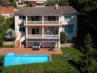 Xalet a Cabrils. Casa de 5 dormitorios con vistas al mar en venta en cabrils, bar