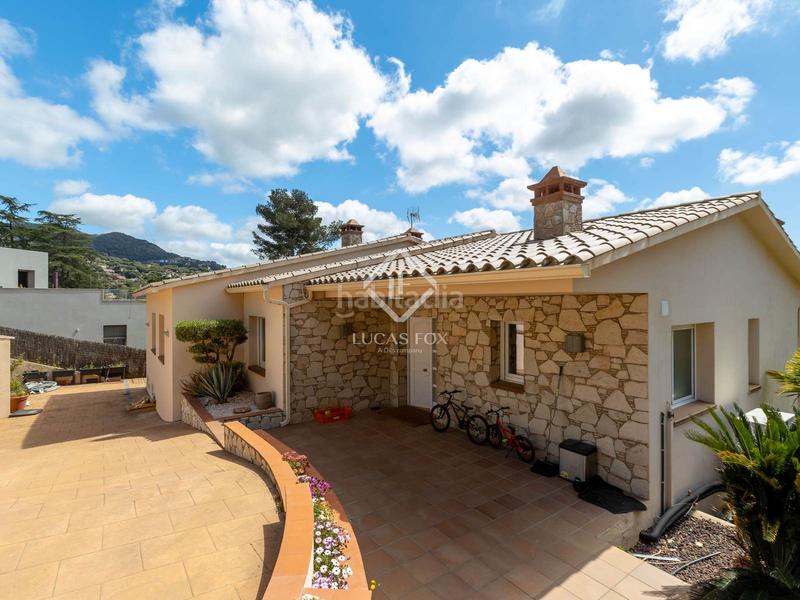 Foto 550c747f-f6b5-4d1e-bdef-d8d3edf30734. Chalet casa de 5 dormitorios con vistas al mar en venta , barcelona en Cabrils