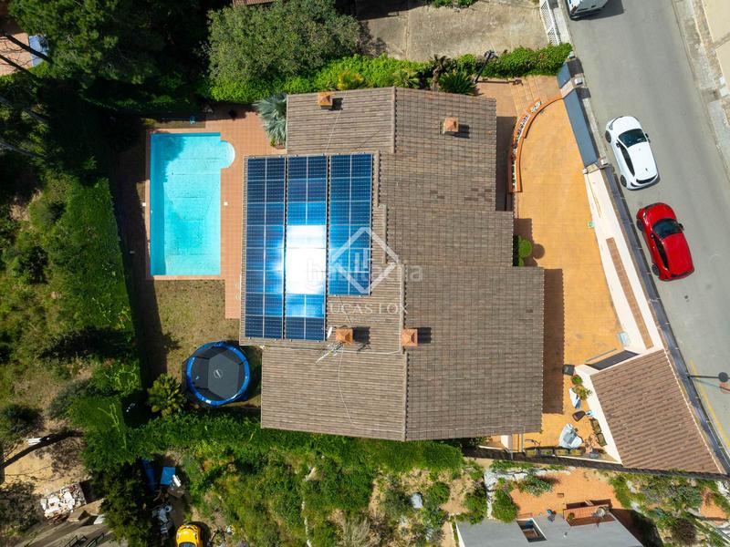 Foto bc68f9e0-e094-4f55-bcc4-0c41c1333a6b. Chalet casa de 5 dormitorios con vistas al mar en venta , barcelona en Cabrils
