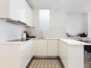 Appartement à Baix Guinardó. Piso alto en finca esquinera, muy soleado y tranquilo, con tres