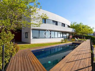 Chalet in Alella. Moderna villa con despejadas vistas al mar de 4 dormitorios en v