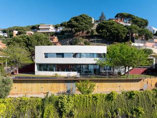 Chalet en Alella. Moderna villa con despejadas vistas al mar de 4 dormitorios en v
