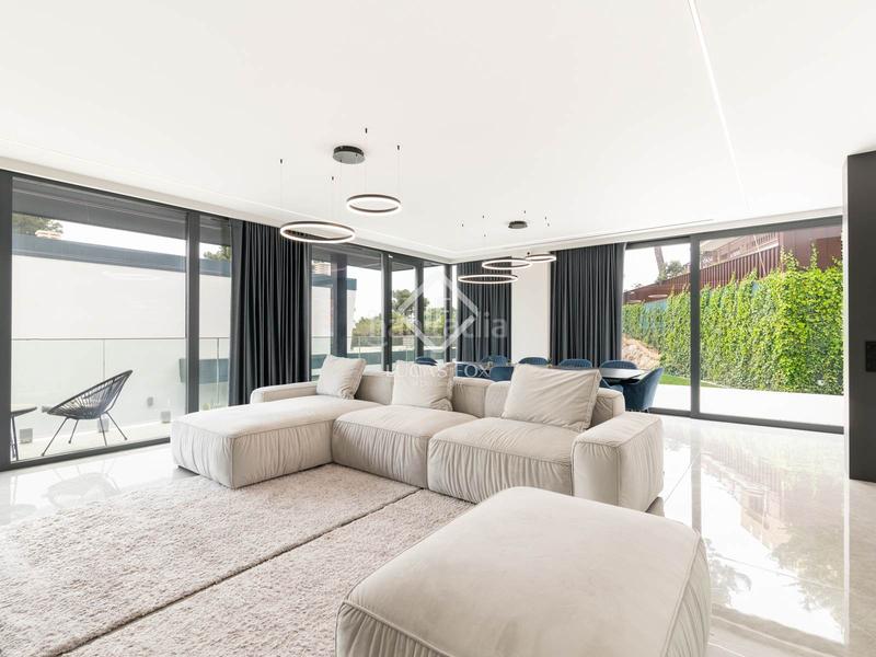 Foto 4182d3c4-a49d-4938-a0ae-ea5845b97a22. Chalet exclusiva casa de 6 dormitorios en venta en Castelldefels