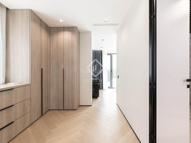 Foto 5b4ee432-57cf-4d8c-bfe0-9b69ad49f60f. Chalet exclusiva casa de 6 dormitorios en venta en Castelldefels
