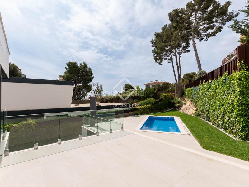Foto aa2b5769-ce39-4ce9-8d18-2e5c22603cb0. Chalet exclusiva casa de 6 dormitorios en venta en Castelldefels