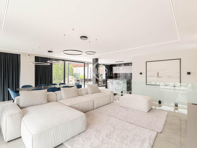 Foto db61f43d-195e-44b9-90ba-0dfad2fd72b3. Chalet exclusiva casa de 6 dormitorios en venta en Castelldefels