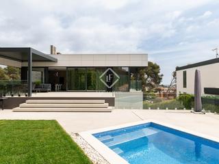 Chalet à Montmar. Exclusiva casa de 6 dormitorios en venta en castelldefels