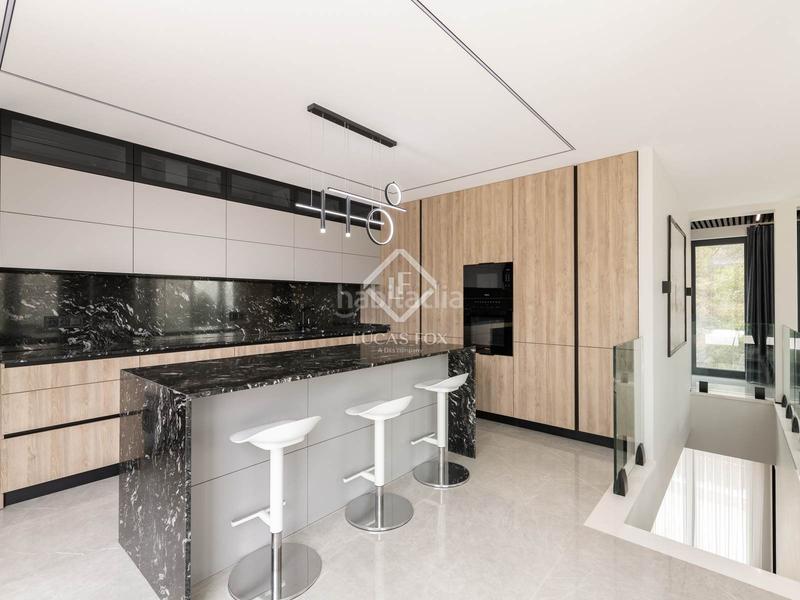 Foto ffd8b33f-bd46-4d72-9a6f-31e40fc4bcd0. Chalet exclusiva casa de 6 dormitorios en venta en Castelldefels