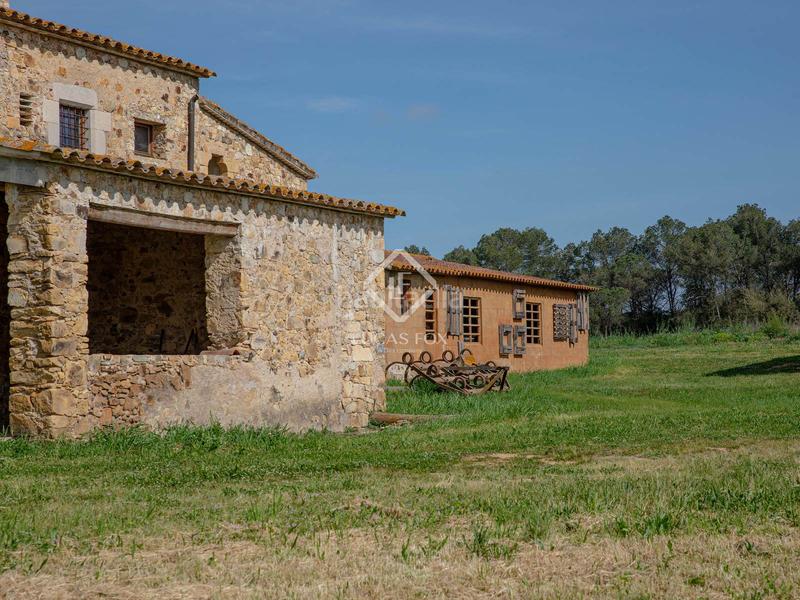 Foto 2688d593-7234-4808-bd38-71f8fe3473ba. Masia amb aparcament a Eixample Nord Girona