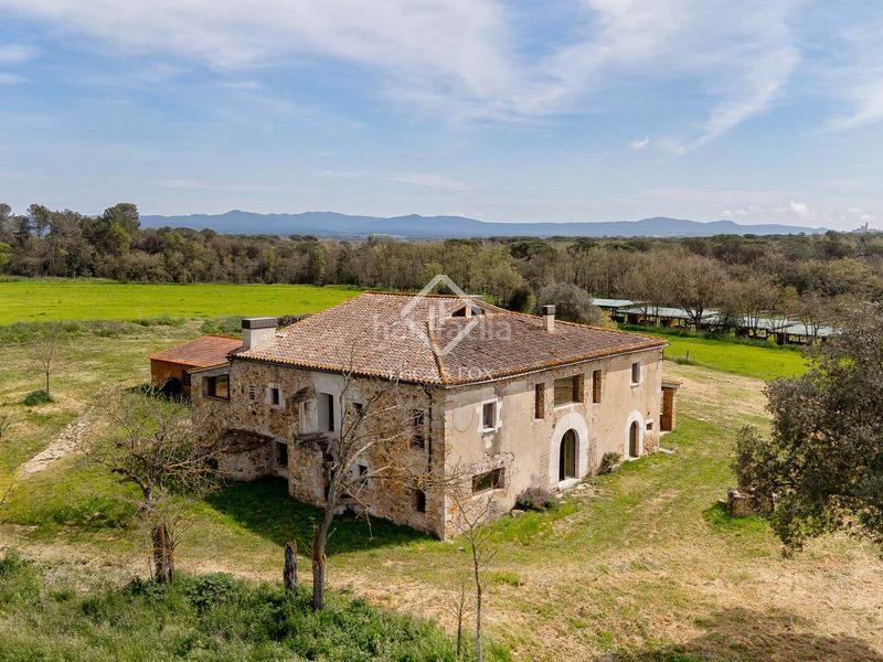 Foto a1d44c95-8954-47ba-b226-88c4ac9078be. Masia amb aparcament a Eixample Nord Girona