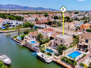 Xalet a Francolí - Freser - Noguera. Villa de obra nueva con amarre y piscina privada en venta en emp