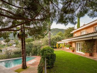 Xalet a Premià de Dalt. Casa en excelentes condiciones de 5 dormitorios en venta en prem