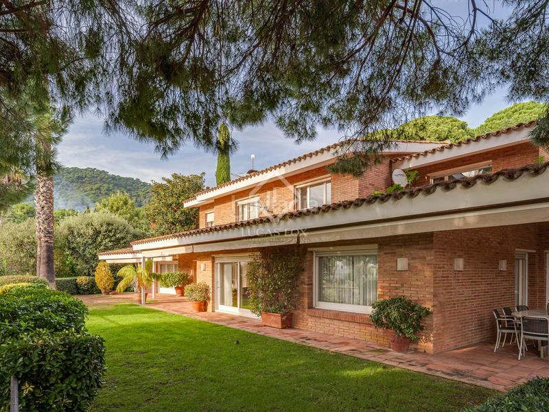 Foto c29e5e76-52f6-4ffb-afe2-eeb7405e04ff. Chalet casa en excelentes condiciones de 5 dormitorios en venta en Premià de Dalt