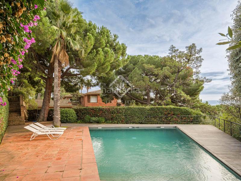 Foto f561ec23-3c47-4460-bc8d-e5c547713f27. Chalet casa en excelentes condiciones de 5 dormitorios en venta en Premià de Dalt