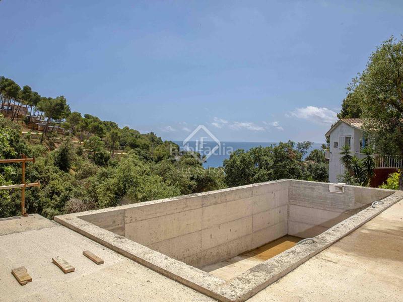 Foto d0d260b8-8c1a-4eec-9b68-acb2c707b94a. Finca rústica oportunidad de completar una casa de 3 dormitorios estructura de obra nueva a la venta en Tossa de Mar
