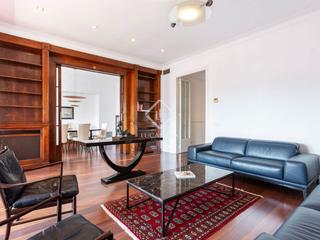 Appartement dans Vinyets-Mol Vell. En venta piso de cinco dormitorios en leixample derecho, barcelo