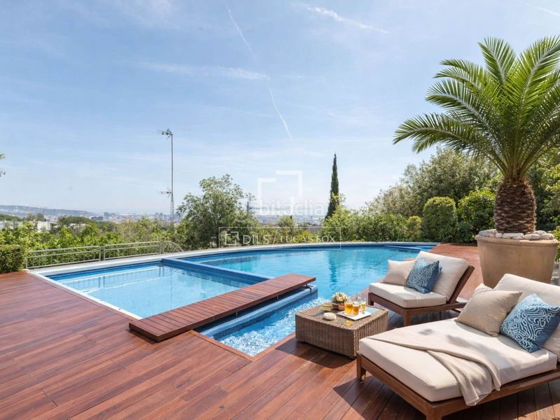 Foto 66d89fbd-b9fc-4b74-a026-a20a9c004475. Xalet amb calefacció aparcament piscina a Ciutat Diagonal Esplugues de Llobregat