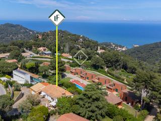 Xalet a Aiguafreda-Sa Tuna. Villa de 4 dormitorios con bonitas vistas al mar y jardín privad