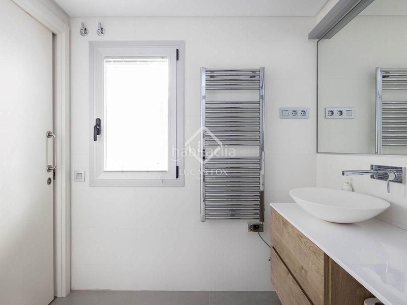 Foto 41aef2aa-ff36-4fcc-b2a7-7aea9f63c0cc. Ático  en excelentes condiciones de 2 dormitorios con 194m terraza en venta en gótico en Barcelona