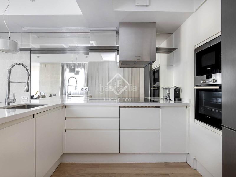 Foto 7f8f989a-d19c-440a-84d3-5ff00a0ed665. Ático  en excelentes condiciones de 2 dormitorios con 194m terraza en venta en gótico en Barcelona