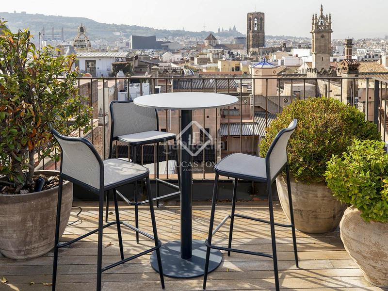 Foto a44931a8-e999-4fcc-845b-cdd876eaa18c. Ático  en excelentes condiciones de 2 dormitorios con 194m terraza en venta en gótico en Barcelona